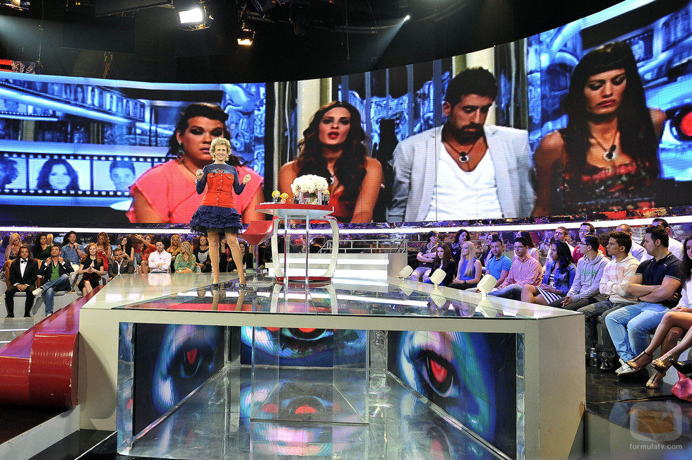 Mercedes Milá con los finalistas de 'Gran Hermano catorce' de fondo