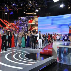 Mercedes Milá con los concursantes de 'Gran Hermano catorce' en la final