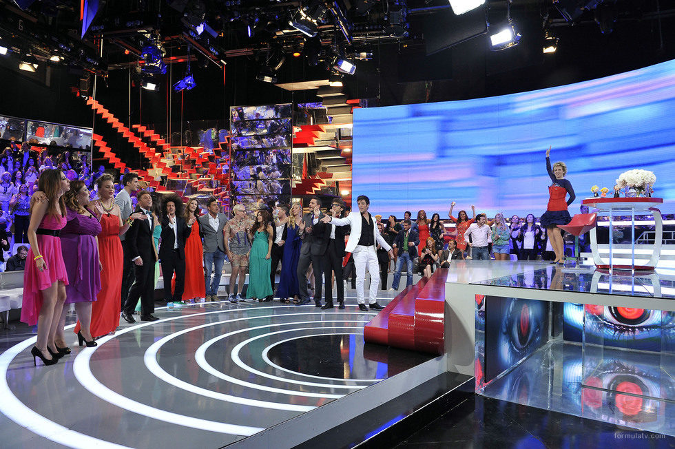 Mercedes Milá con los concursantes de 'Gran Hermano catorce' en la final