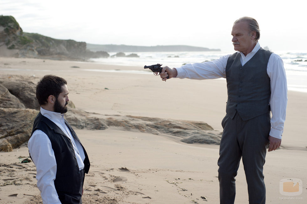 Pedro Alonso y Lluís Homar en el desenlace de 'Gran Hotel'