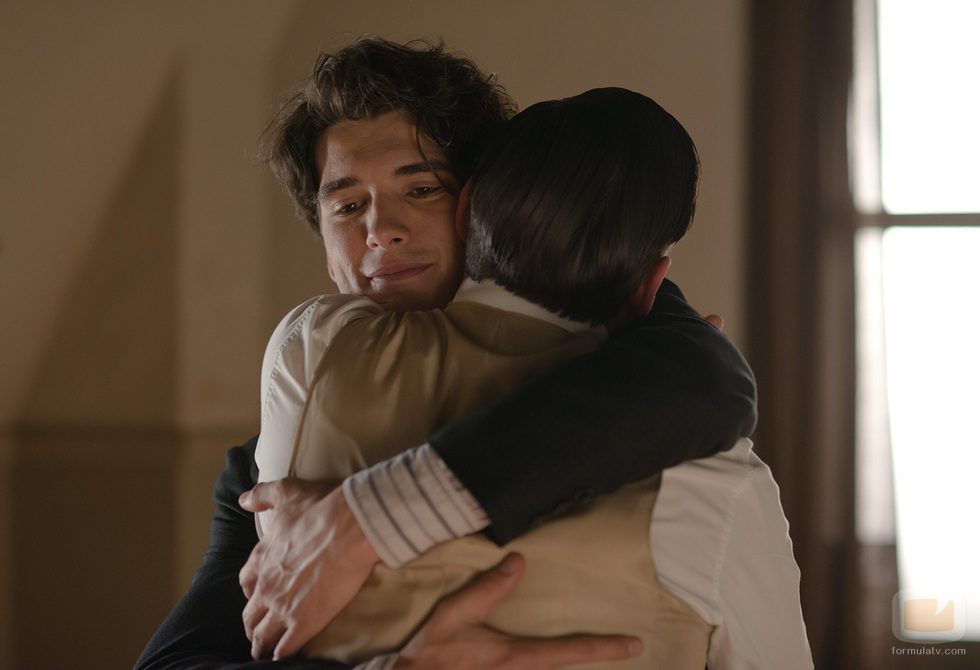 Yon González y Llorenç González en el final de 'Gran Hotel'