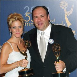 Edie Falco y James Gandolfini en los Emmy 2003