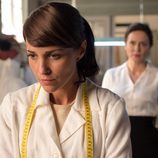 Ana delante de doña Blanca, jefa de taller de 'Galerías Velvet'