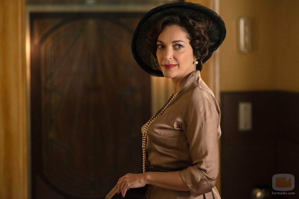 Cristina Plazas es doña Pilar, propietaria de los Almacenes Oxford en 'Galerías Velvet'