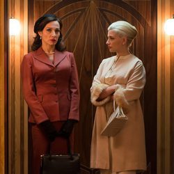 Doña Gloria y Patricia en el ascensor de 'Galerías Velvet'