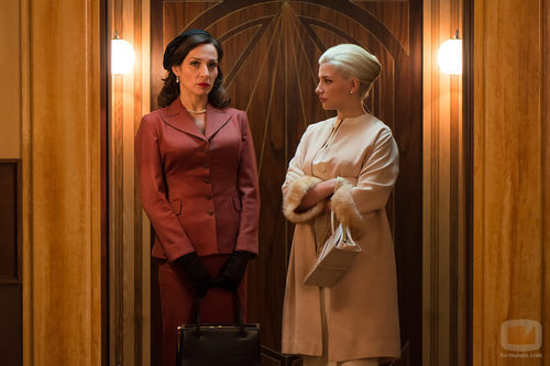 Doña Gloria y Patricia en el ascensor de 'Galerías Velvet'