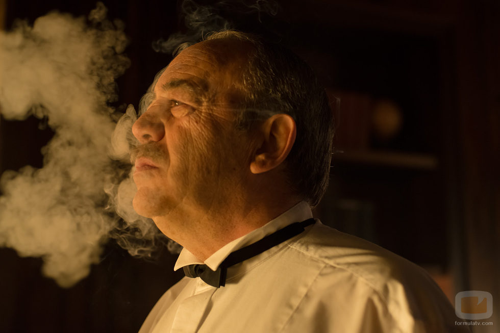 Don Rafael fuma en su despacho en 'Galerías Velvet'