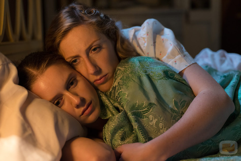 Rita abraza a Luisa en 'Galerías Velvet'