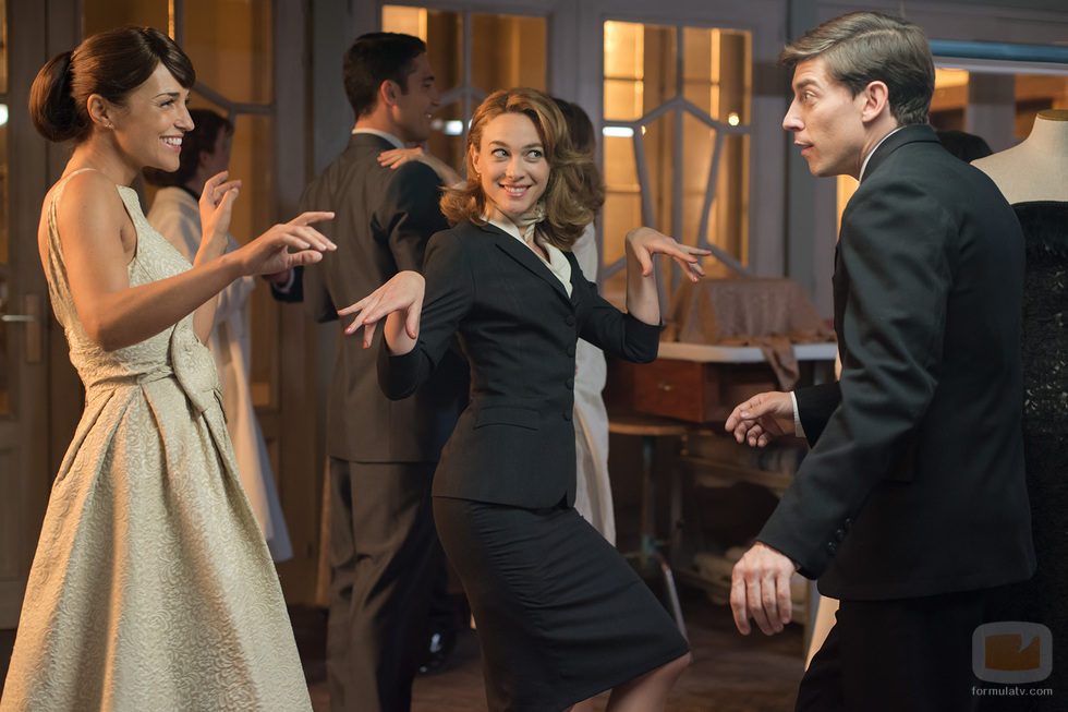 Ana, Clara y Pedro bailan en 'Galerías Velvet'