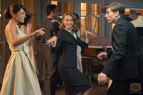 Ana, Clara y Pedro bailan en 'Galerías Velvet'