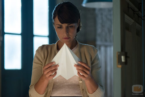 Ana lee una nota en un avión de papel en 'Galerías Velvet'
