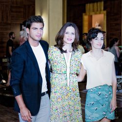 Maxi Iglesias, Aitana Sánchez-Gijón y Sara Rivero en la presentación de 'Galerías Velvet'