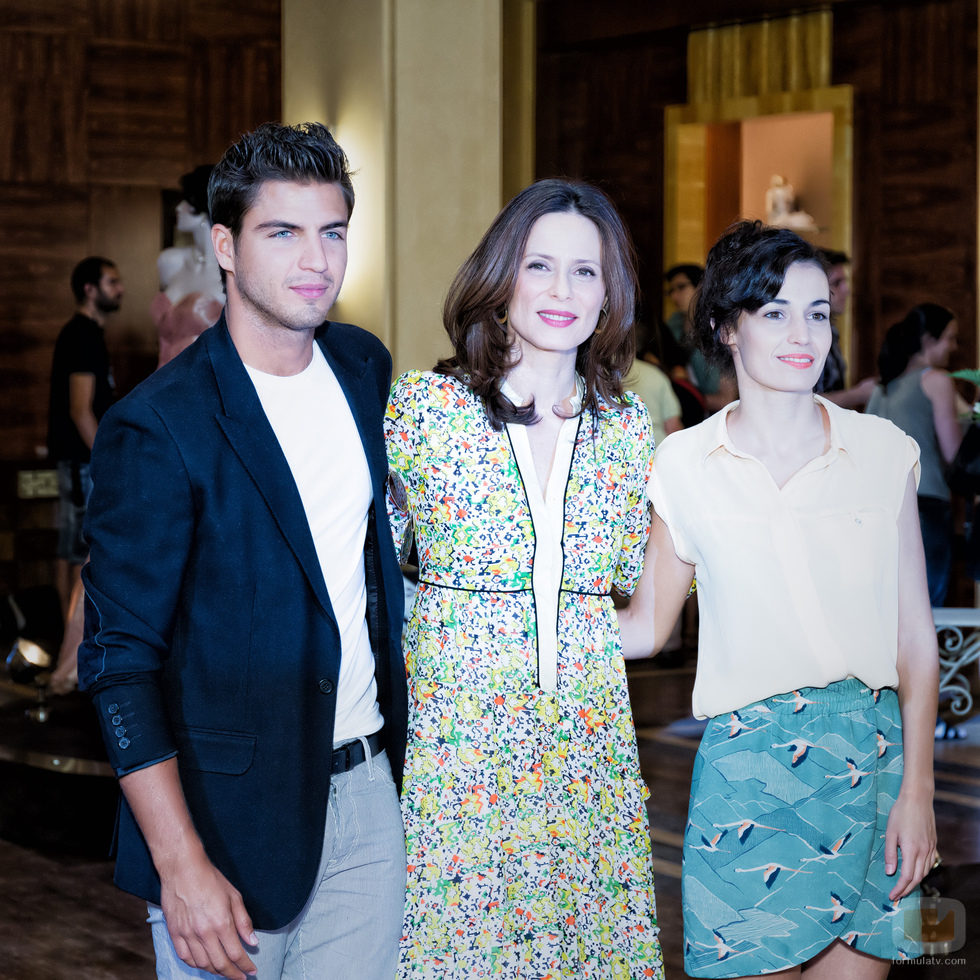 Maxi Iglesias, Aitana Sánchez-Gijón y Sara Rivero en la presentación de 'Galerías Velvet'