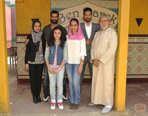 Fátima Ben Barek (Hiba Abouk) y su familia en 'El príncipe'