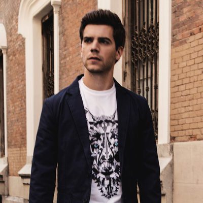 Marc caminando en la revista VIM Magazine