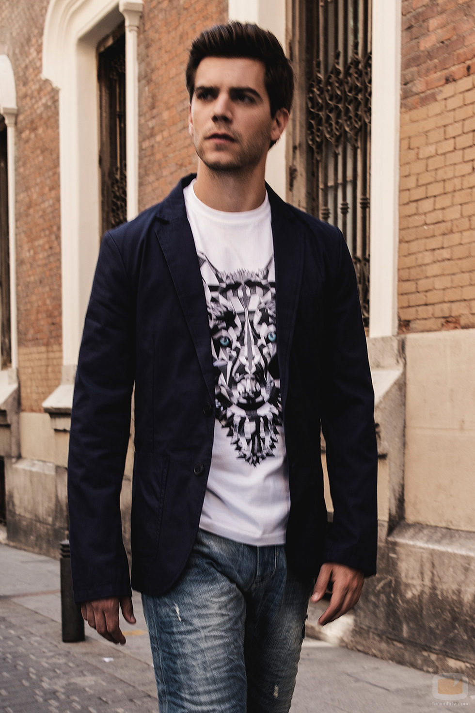Marc caminando en la revista VIM Magazine