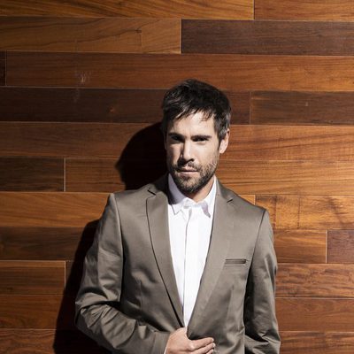 Posado de Unax Ugalde para la novena edición de VIM Magazine