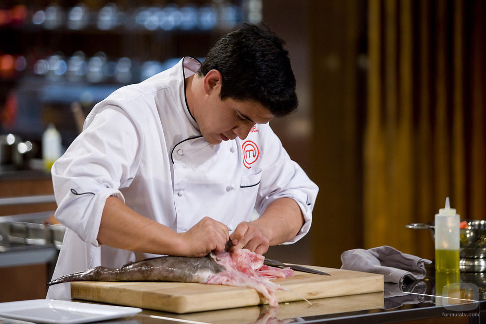 Juan Manuel preparando el primer plato en la final de 'MasterChef'