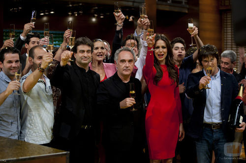El equipo de MasterChef, junto a Ferran Adrià, brinda en la final del programa