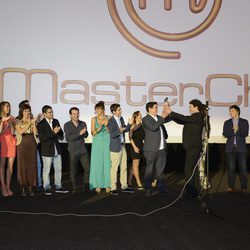 Pepe Rodríguez hace entrega del premio de 'MasterChef' a Juan Manuel