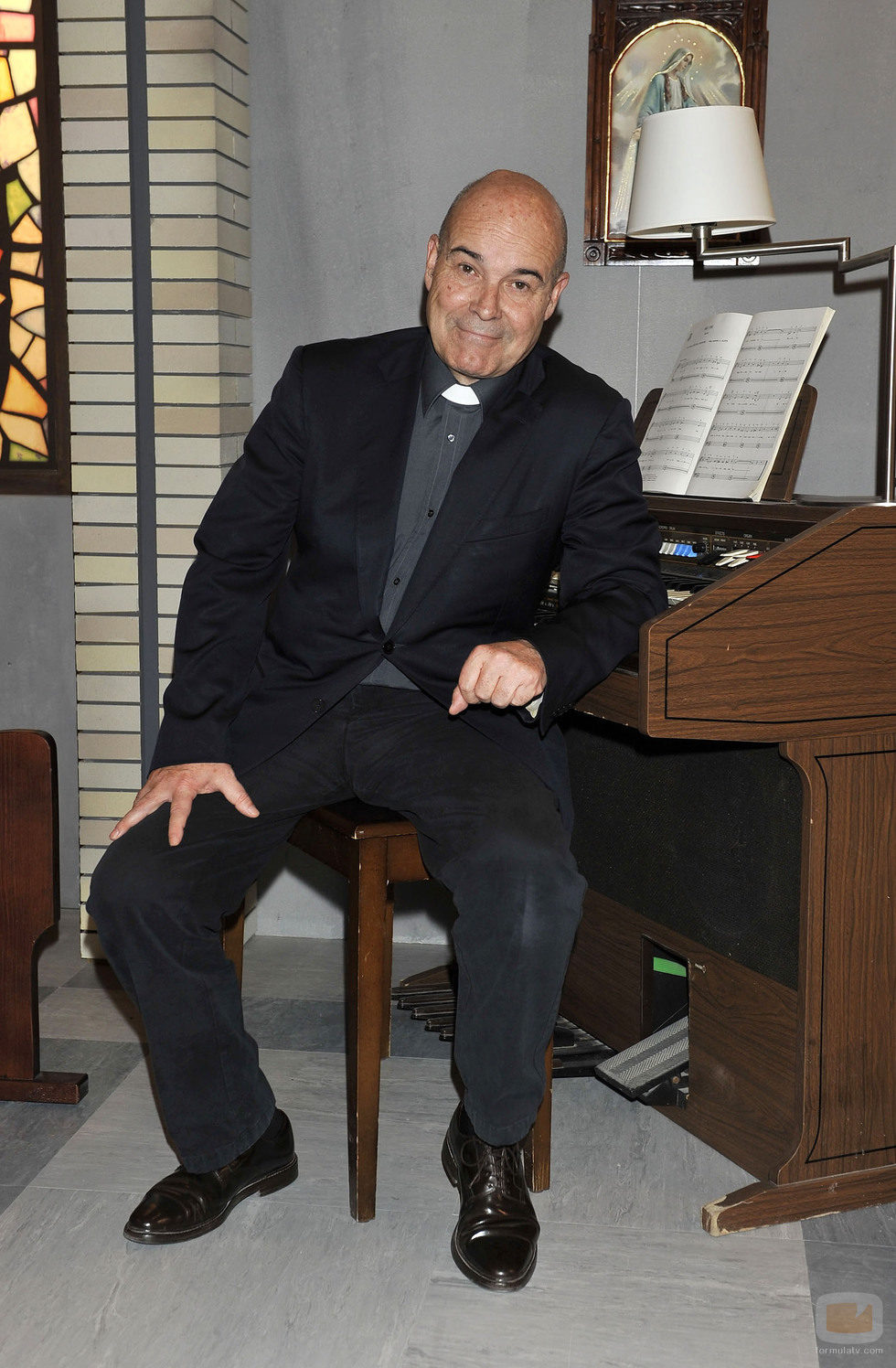 Antonio Resines como el padre Ángel