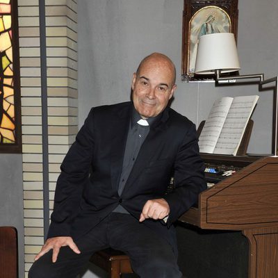 Antonio Resines como el padre Ángel