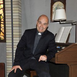 Antonio Resines como el padre Ángel
