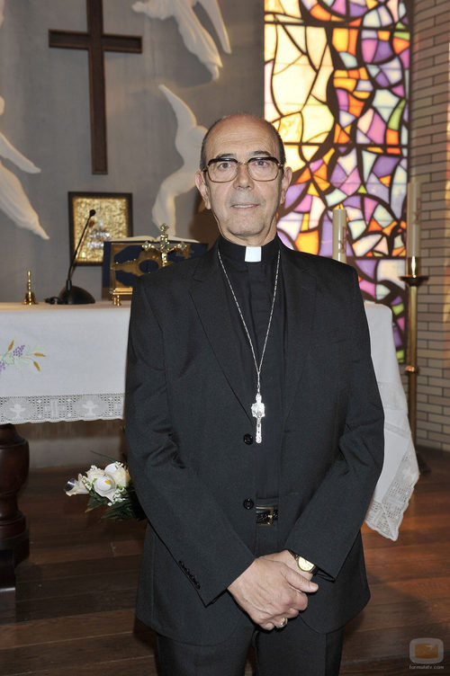 Miguel Rellán como el Obispo Aguilar en la nueva serie de Telecinco