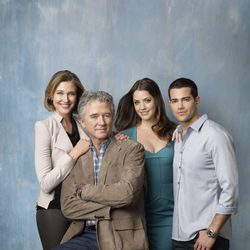 Bobby Ewing posa junto a su familia en 'Dallas'