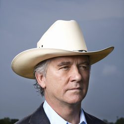 Patrick Duffy posa como Bobby Ewing en 'Dallas' 