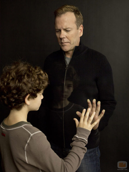 Imagen promocional de Sutherland y Mazouz en 'Touch'