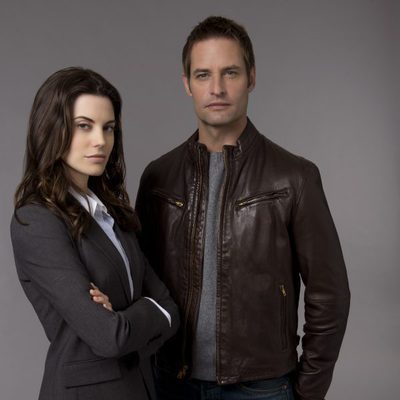 Meghan Ory y Josh Holloway en 'Intelligence'