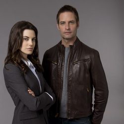 Meghan Ory y Josh Holloway en 'Intelligence'