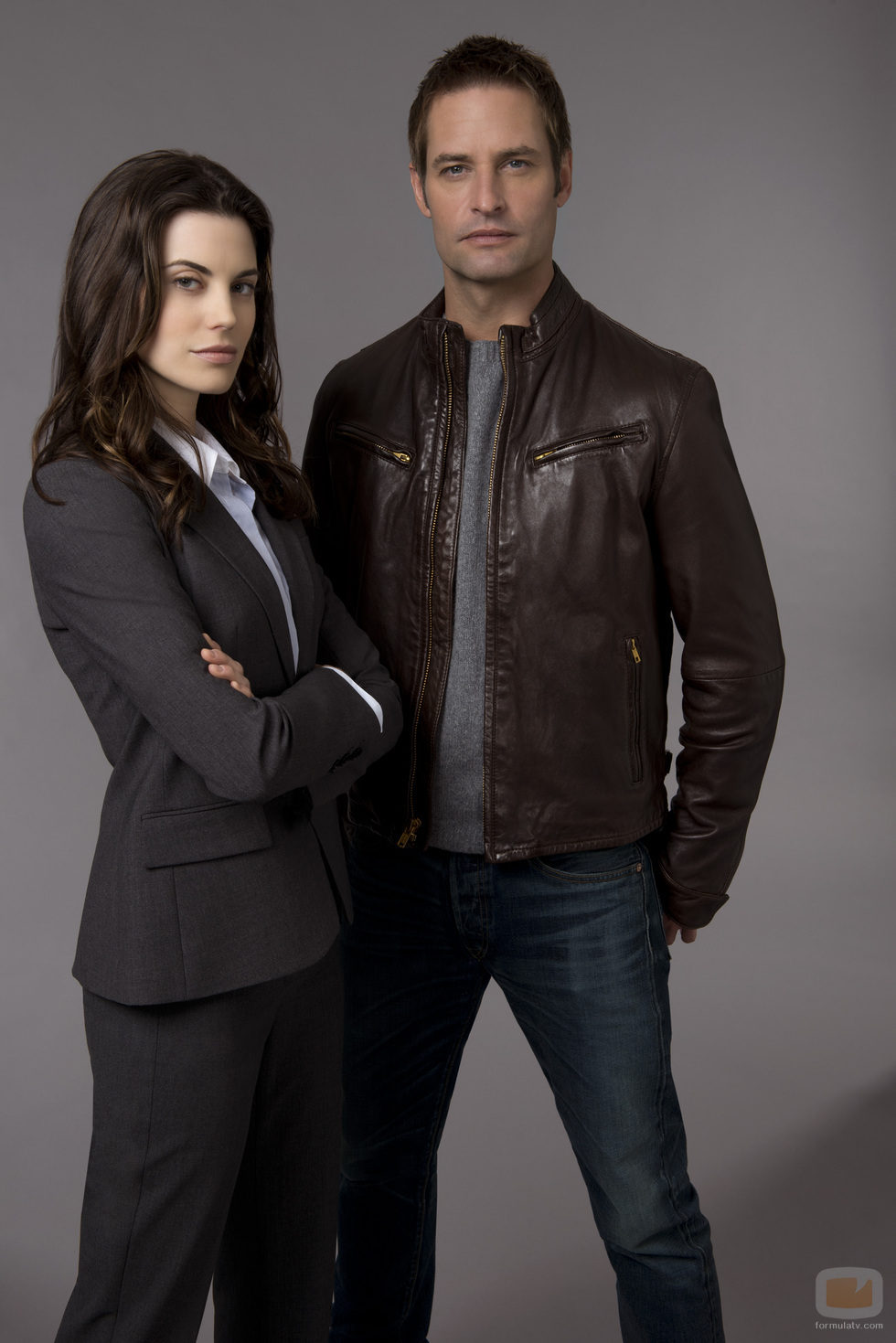 Meghan Ory y Josh Holloway en 'Intelligence'