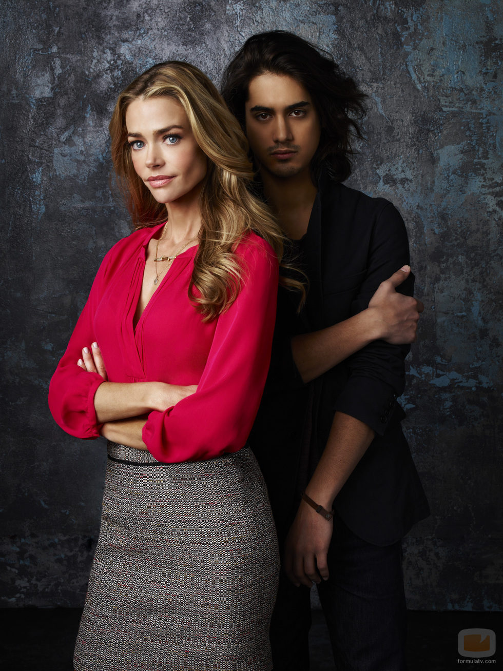 Denise Richards y Avan Jogia en 'Twisted'