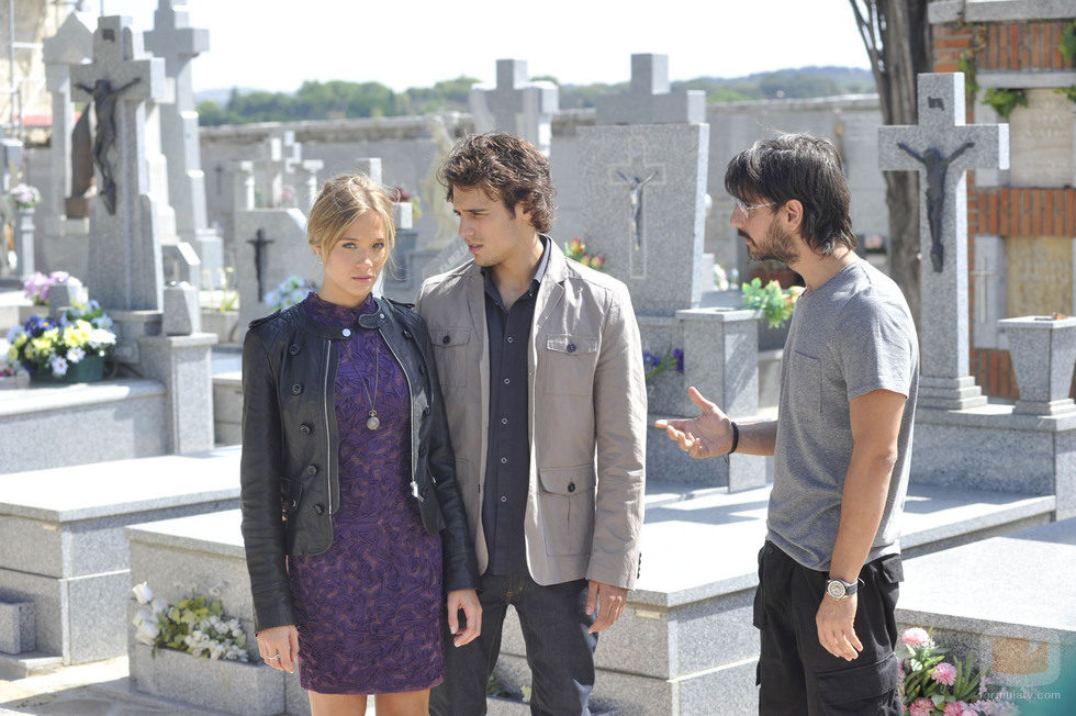 Alba, Pablo y Gabriel en un cementerio en el penúltimo capítulo de 'El don de Alba'