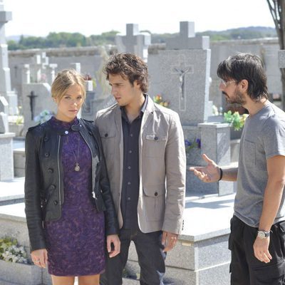 Alba, Pablo y Gabriel en un cementerio en el penúltimo capítulo de 'El don de Alba'