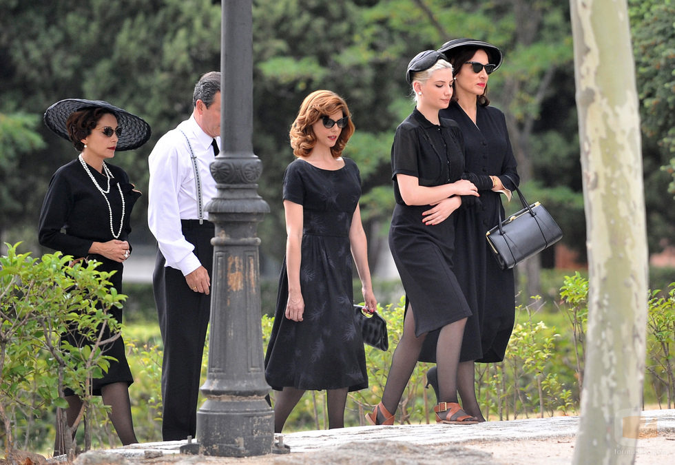 Miriam Giovanelli, Manuela Velasco y Natalia Millán en el rodaje de 'Galerías Velvet'