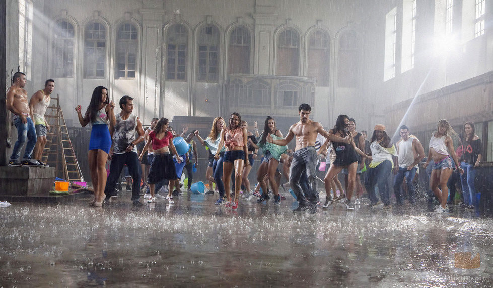 Chicos y chicas bailan en 'Dreamland'