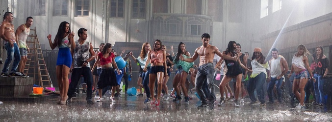 Chicos y chicas bailan en 'Dreamland'