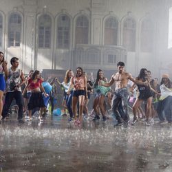 Chicos y chicas bailan en 'Dreamland'