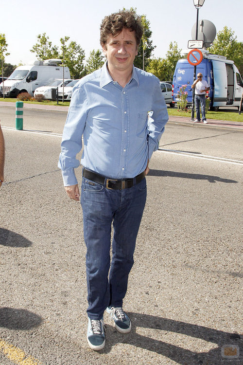 Gabino Diego se despide de Concha García Campoy en el tanatorio