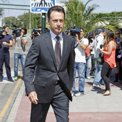 Matías Prats se despide de Concha García Campoy en el tanatorio