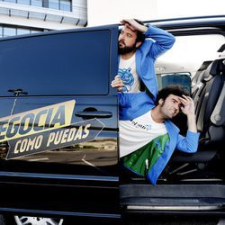 Miguel Martín y Raúl Gómez en la furgoneta de 'Negocia como puedas'