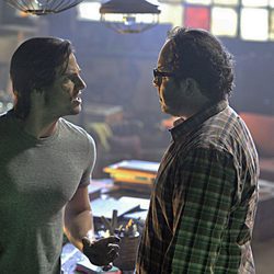 Jay Ryan y Austin Basis en el primer capítulo de 'Bella y Bestia'