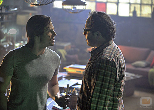 Jay Ryan y Austin Basis en el primer capítulo de 'Bella y Bestia'