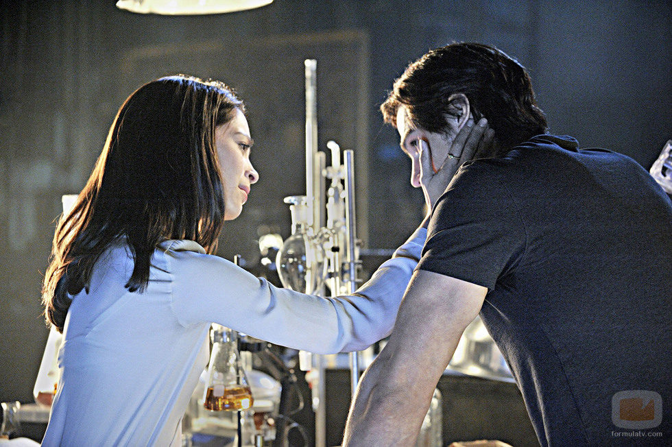 La pareja protagonista en el primer capítulo de 'Bella y Bestia'