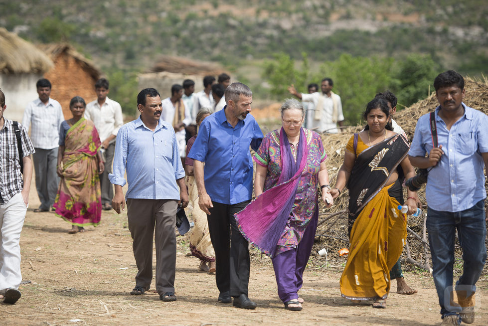 Imanol Arias y Ana Ferrer visitando proyectos
