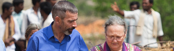 Imanol Arias y Ana Ferrer visitando proyectos