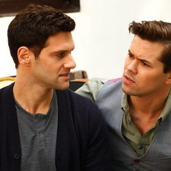 Justin Bartha y Andrew Rannells como David y Bryan en 'The New Normal'